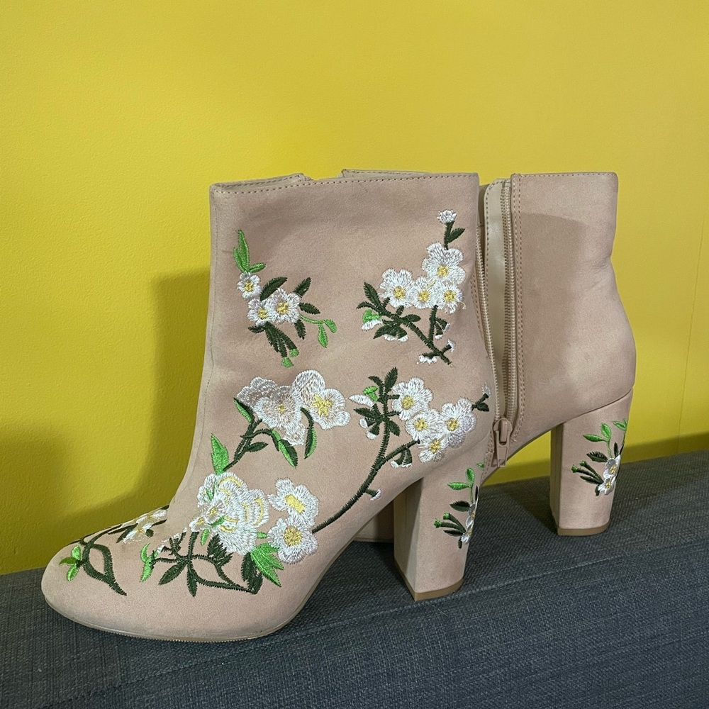 🌿Spring is here FOREVER 21 EMBROIDERED BOOTIES